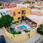 Hostel Amigos Nest *